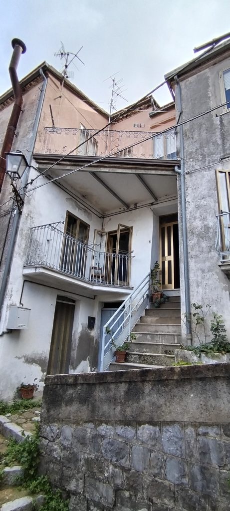 Casa indipendente nel centro storico (via Demostene, 6)