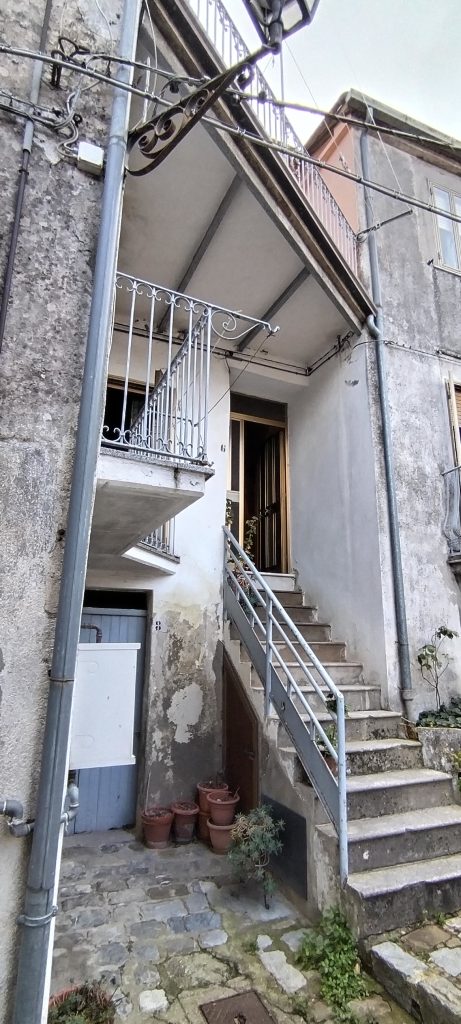 Casa indipendente nel centro storico (via Demostene, 6)