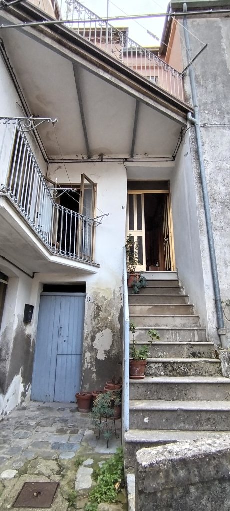 Casa indipendente nel centro storico (via Demostene, 6)