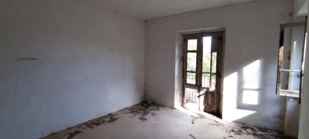 Casa indipendente con terreno nel centro urbano (via San Cataldo, snc)