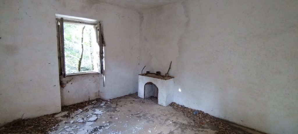 Casa indipendente con terreno nel centro urbano (via San Cataldo, snc)