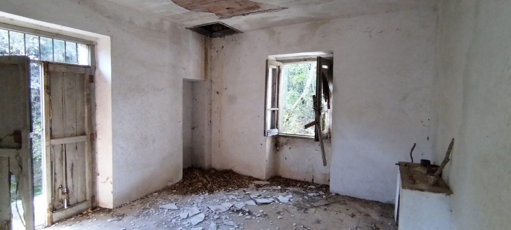 Casa indipendente con terreno nel centro urbano (via San Cataldo, snc)