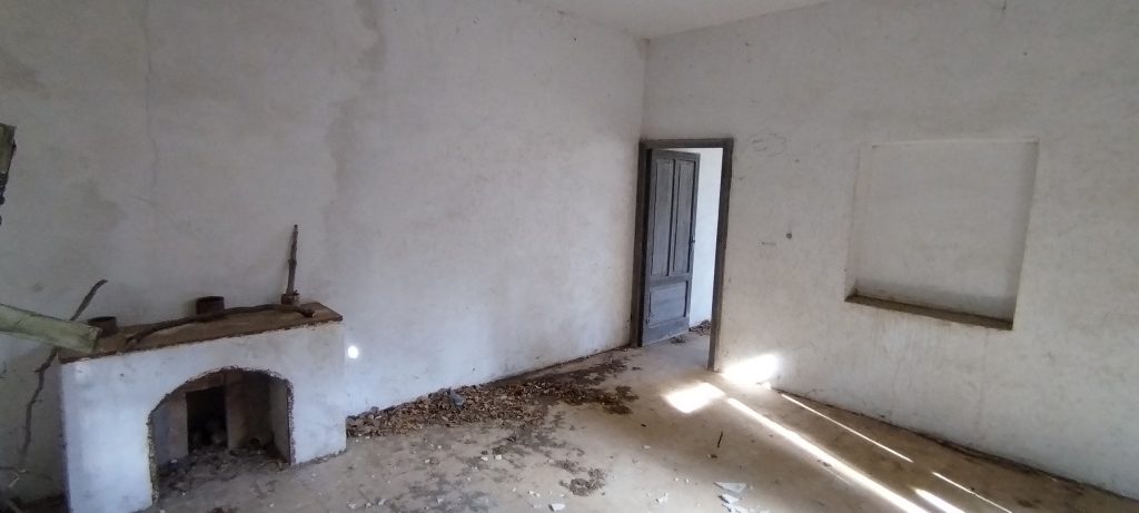 Casa indipendente con terreno nel centro urbano (via San Cataldo, snc)