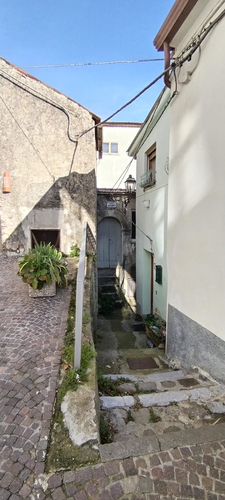 Casa indipendente nel centro storico (via Racioppi, 1 – 3)