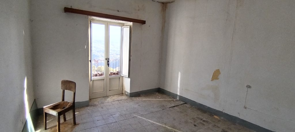 Casa indipendente nel centro storico (via Racioppi, 1 – 3)