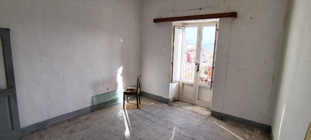 Casa indipendente nel centro storico (via Racioppi, 1 – 3)