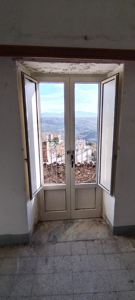 Casa indipendente nel centro storico (via Racioppi, 1 – 3)