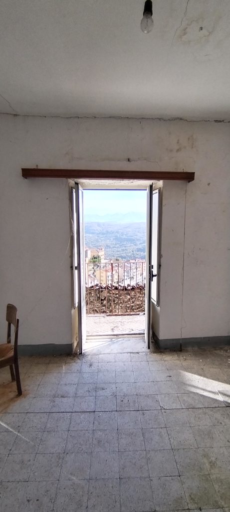 Casa indipendente nel centro storico (via Racioppi, 1 – 3)