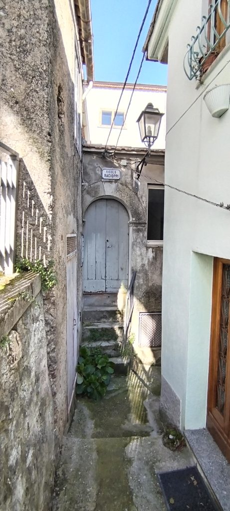 Casa indipendente nel centro storico (via Racioppi, 1 – 3)