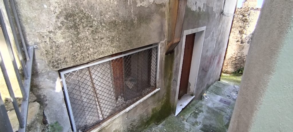 Casa indipendente nel centro storico (via Racioppi, 1 – 3)