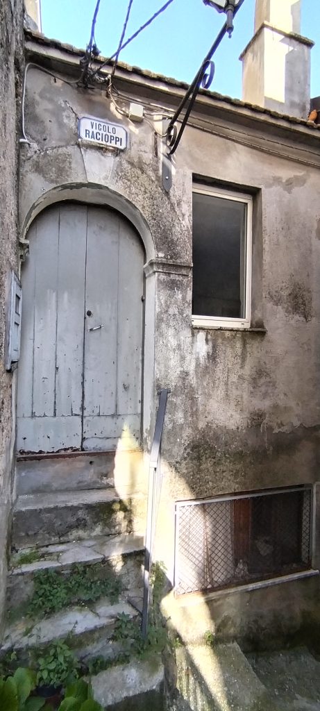 Casa indipendente nel centro storico (via Racioppi, 1 – 3)