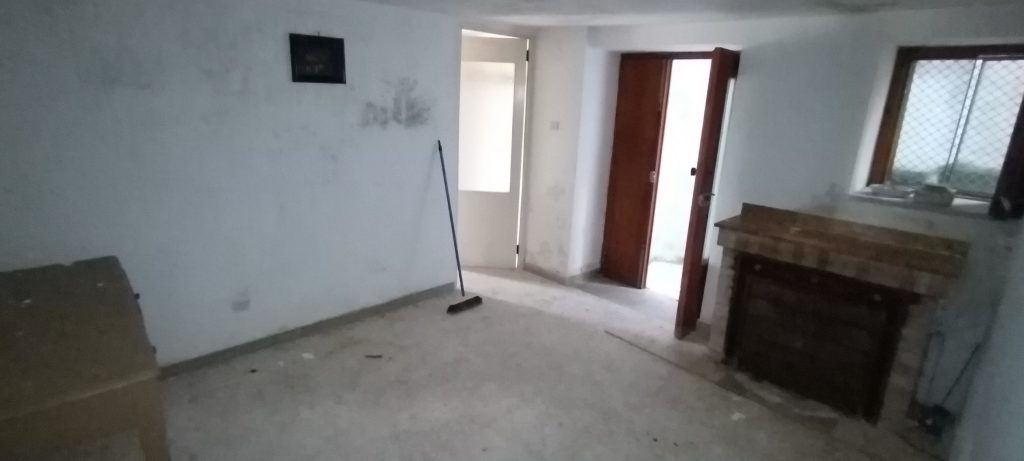 Casa indipendente nel centro storico (via Racioppi, 1 – 3)
