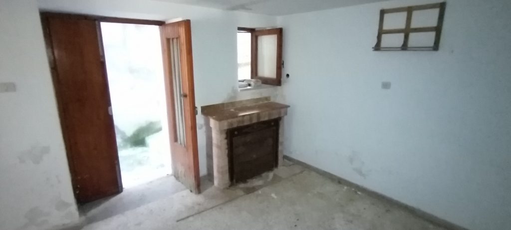 Casa indipendente nel centro storico (via Racioppi, 1 – 3)