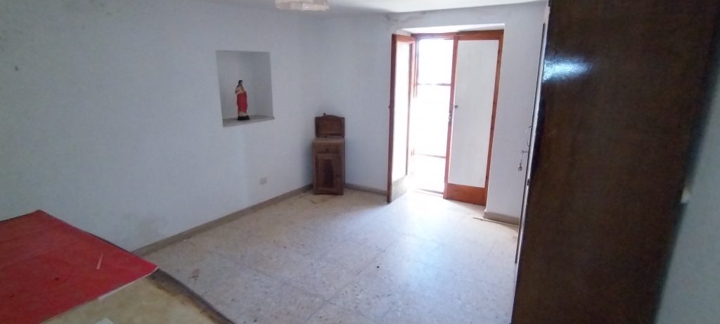 Casa indipendente nel centro storico (via Racioppi, 1 – 3)