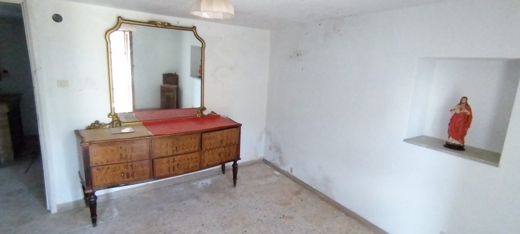 Casa indipendente nel centro storico (via Racioppi, 1 – 3)