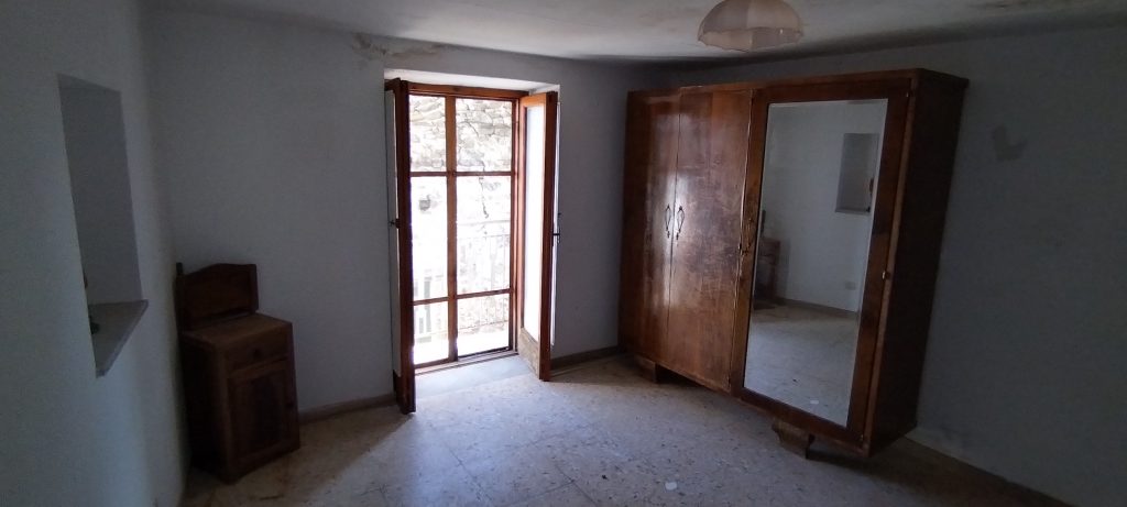 Casa indipendente nel centro storico (via Racioppi, 1 – 3)
