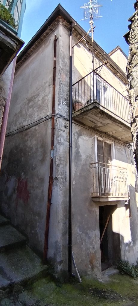 Casa indipendente nel centro storico (via Racioppi, 1 – 3)