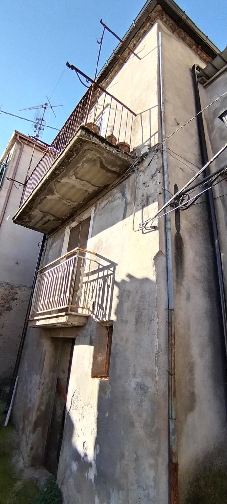 Casa indipendente nel centro storico (via Racioppi, 1 – 3)
