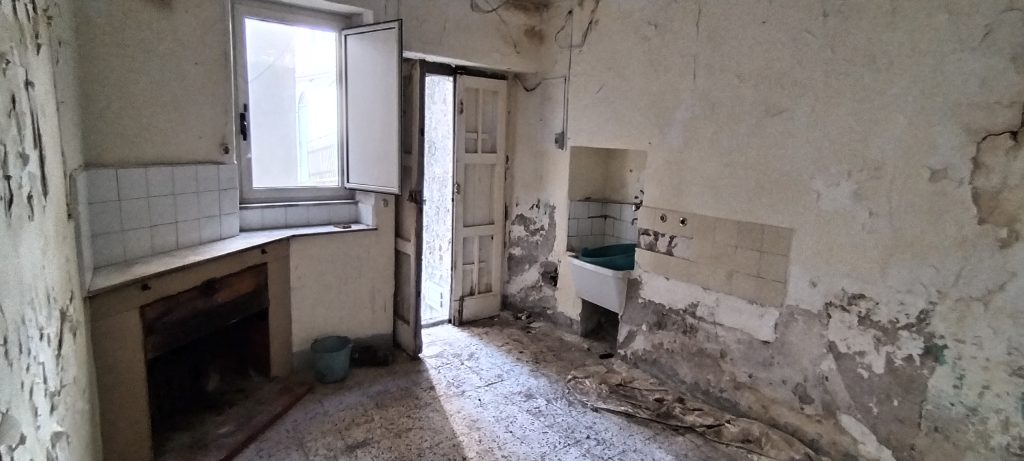 Casa indipendente nel centro storico (via Racioppi, 1 – 3)