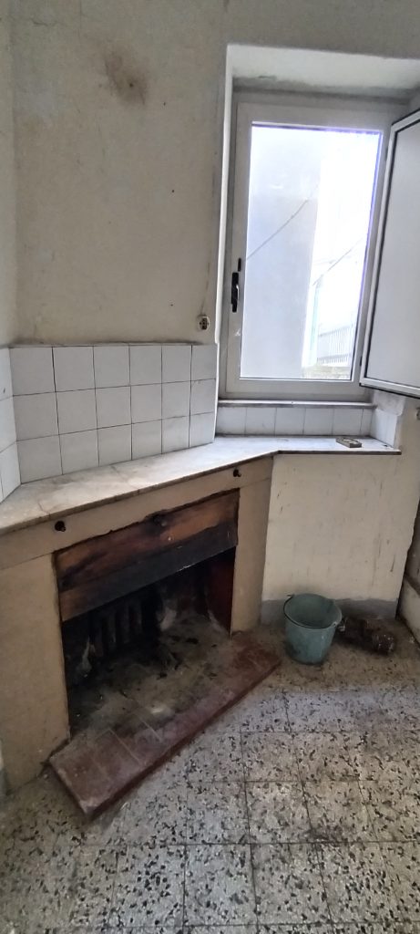 Casa indipendente nel centro storico (via Racioppi, 1 – 3)