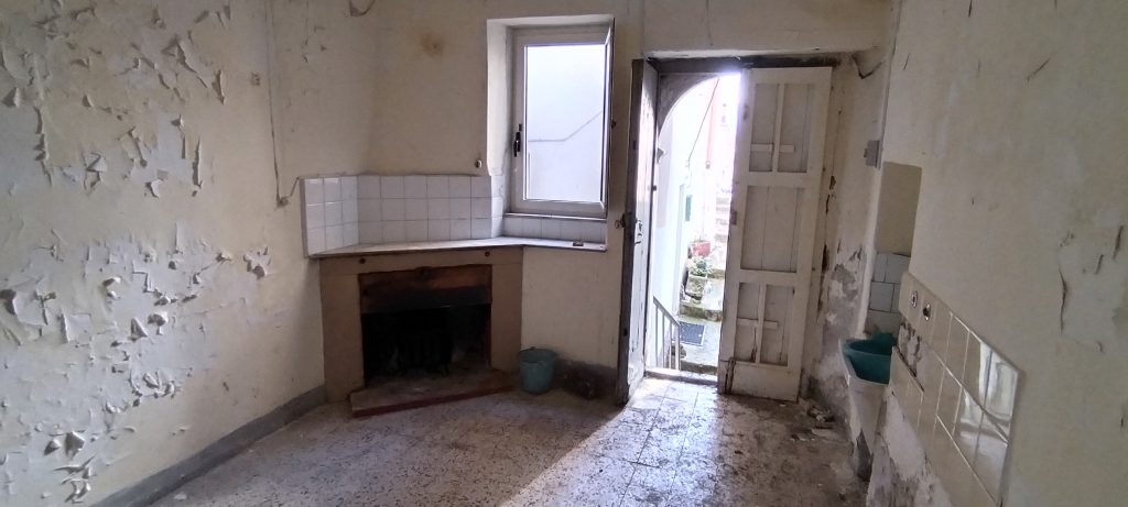 Casa indipendente nel centro storico (via Racioppi, 1 – 3)