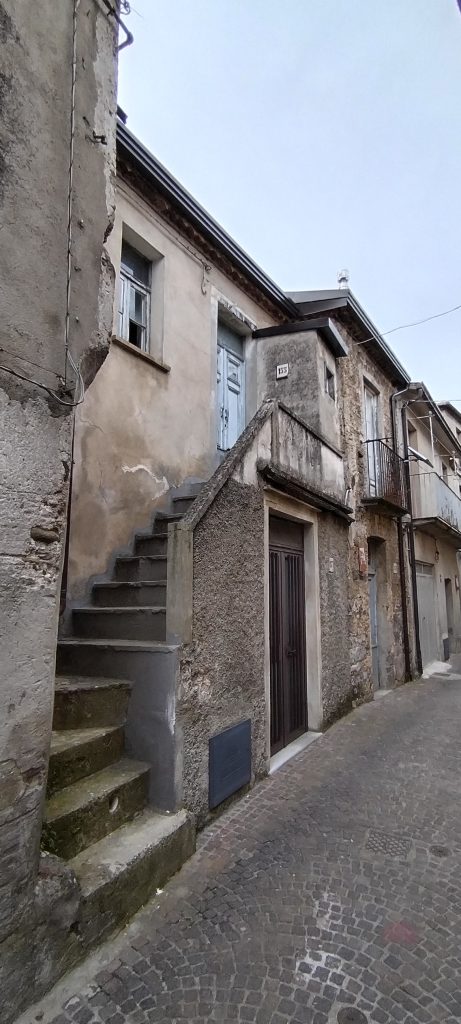 Detached house in the historic center (via Dante, 155)