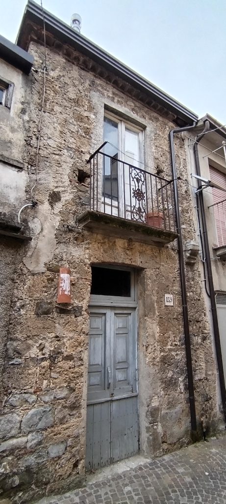 Detached house in the historic center (via Dante, 155)
