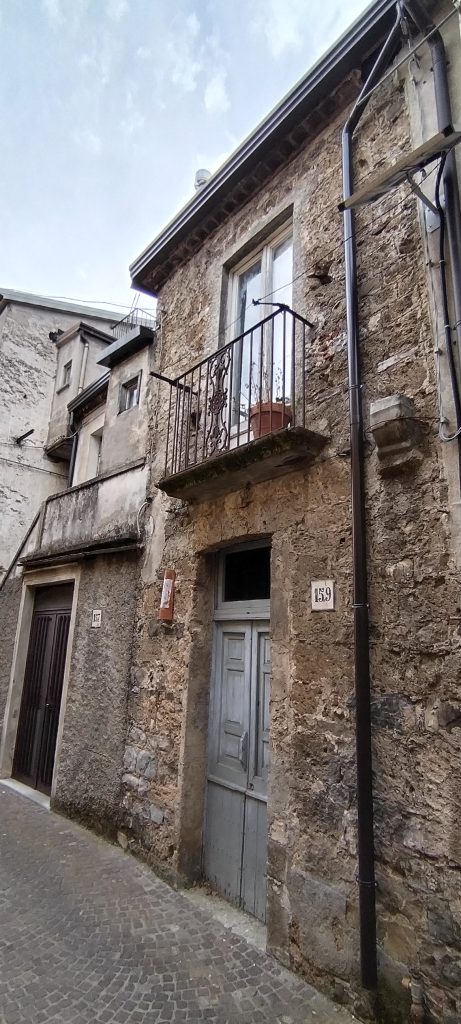 Detached house in the historic center (via Dante, 155)