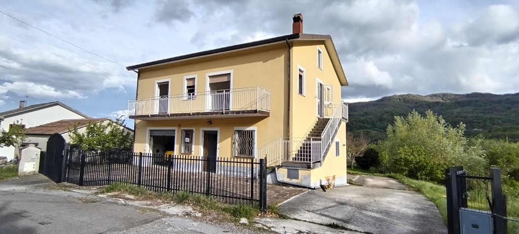 Villa con garage e terreno nella frazione termale (via Monte Pollino, 35)