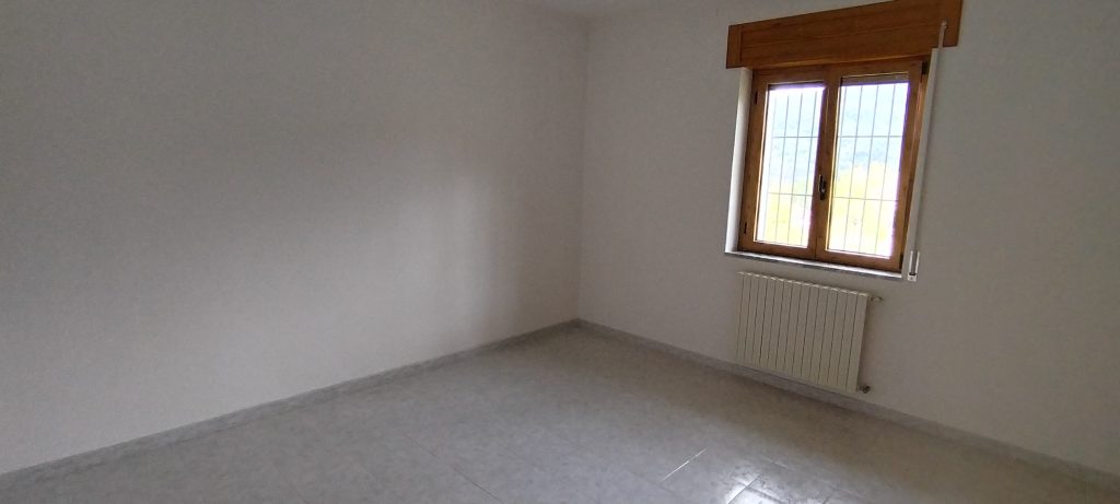 Villa con garage e terreno nella frazione termale (via Monte Pollino, 35)