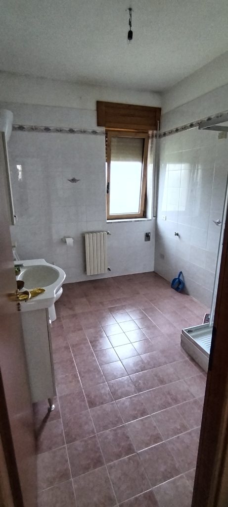 Villa con garage e terreno nella frazione termale (via Monte Pollino, 35)