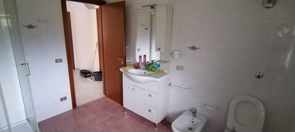Villa con garage e terreno nella frazione termale (via Monte Pollino, 35)