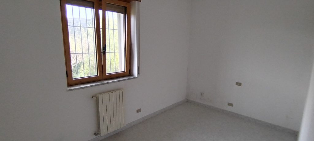 Villa con garage e terreno nella frazione termale (via Monte Pollino, 35)