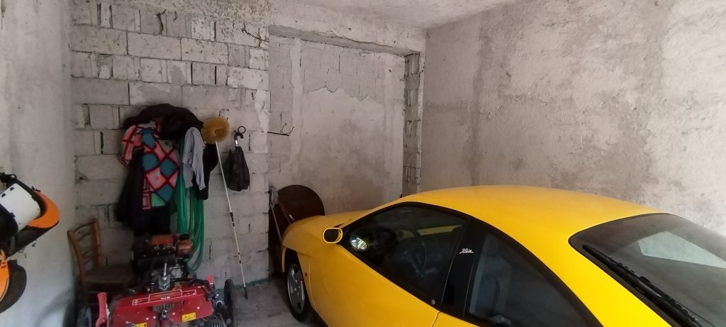 Villa con garage e terreno nella frazione termale (via Monte Pollino, 35)