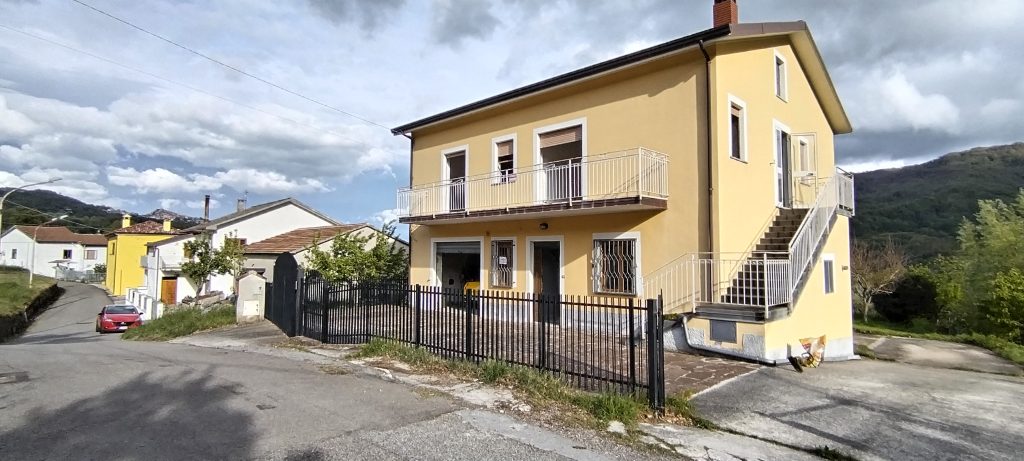 Villa con garage e terreno nella frazione termale (via Monte Pollino, 35)