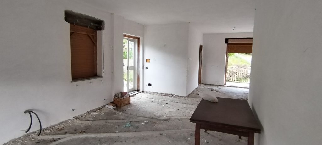 Villa con garage e terreno nella frazione termale (via Monte Pollino, 35)