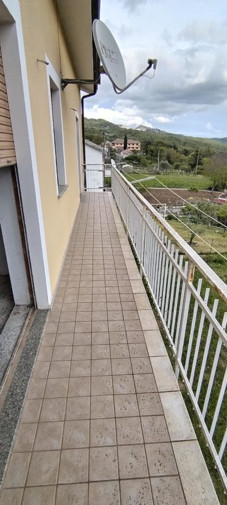 Villa con garage e terreno nella frazione termale (via Monte Pollino, 35)