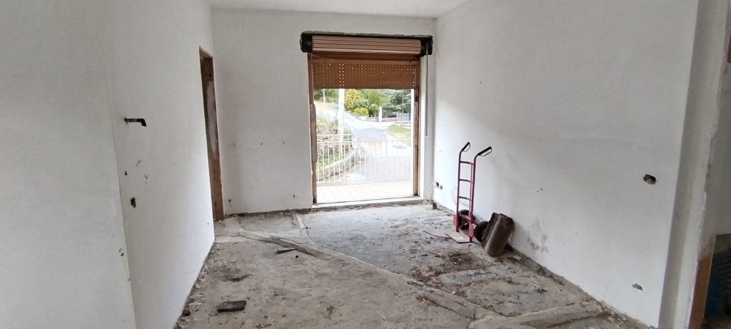 Villa con garage e terreno nella frazione termale (via Monte Pollino, 35)