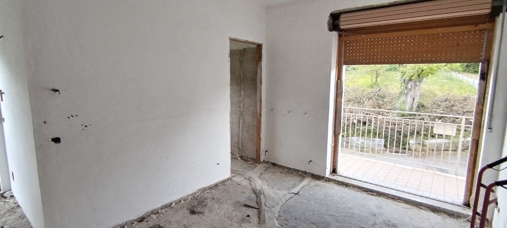 Villa con garage e terreno nella frazione termale (via Monte Pollino, 35)
