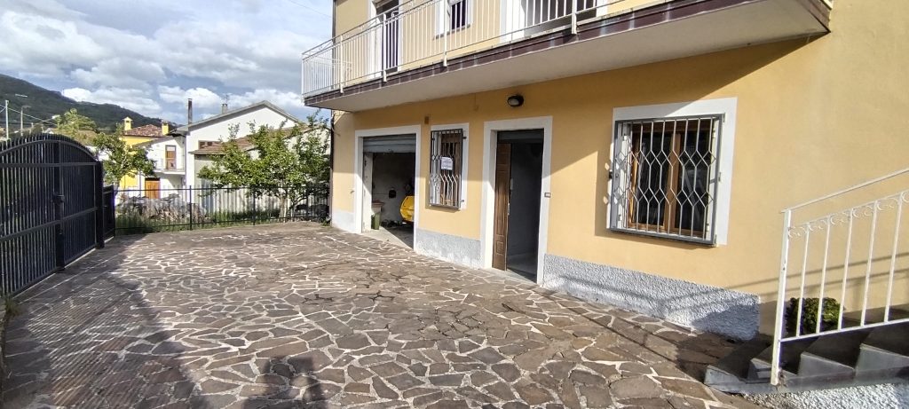 Villa con garage e terreno nella frazione termale (via Monte Pollino, 35)