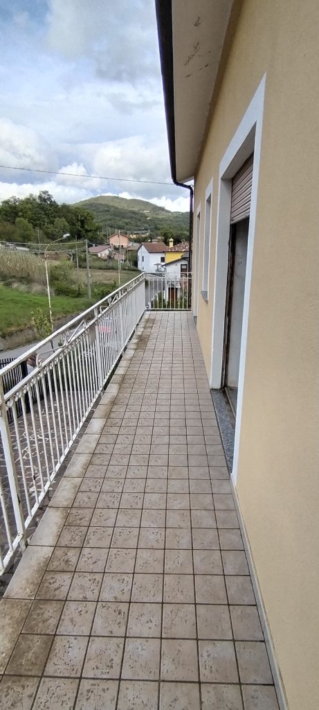 Villa con garage e terreno nella frazione termale (via Monte Pollino, 35)