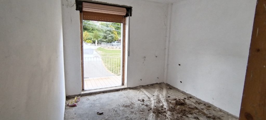 Villa con garage e terreno nella frazione termale (via Monte Pollino, 35)