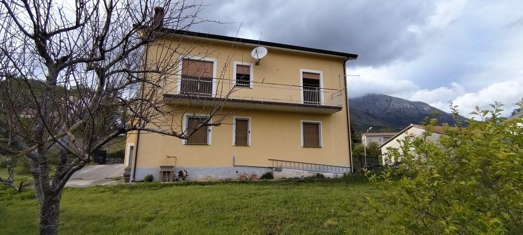 Villa con garage e terreno nella frazione termale (via Monte Pollino, 35)