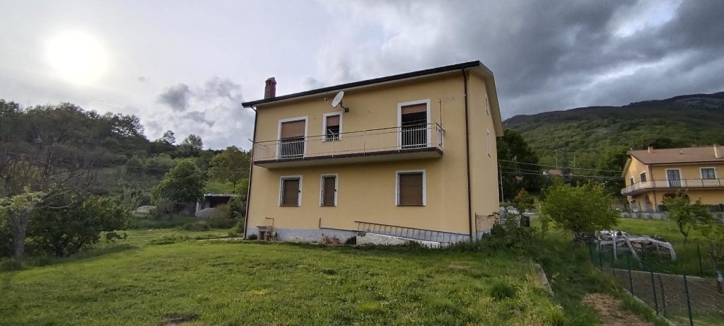 Villa con garage e terreno nella frazione termale (via Monte Pollino, 35)