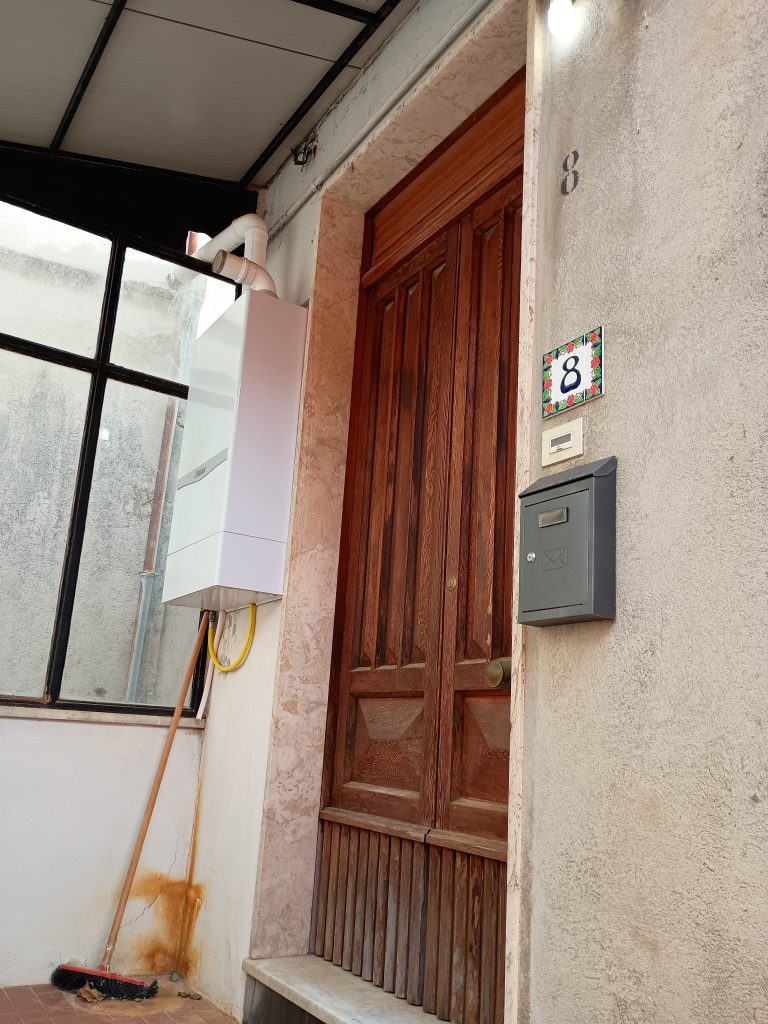 Casa indipendente nel centro urbano (via Cantù, 8)