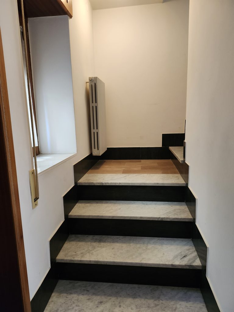 Casa indipendente nel centro urbano (via Cantù, 8)