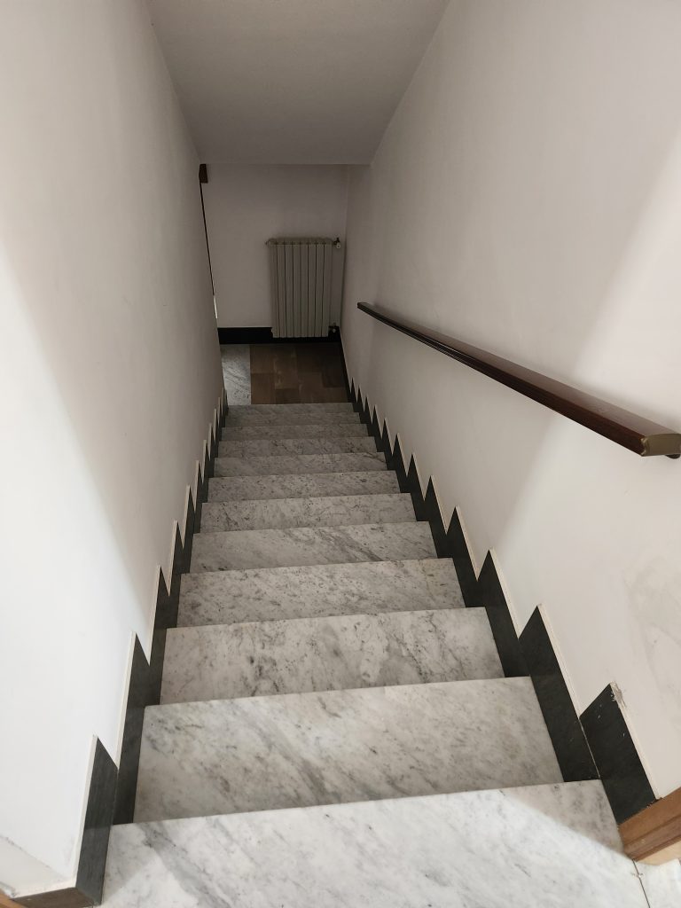 Casa indipendente nel centro urbano (via Cantù, 8)