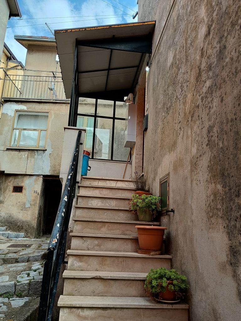 Casa indipendente nel centro urbano (via Cantù, 8)