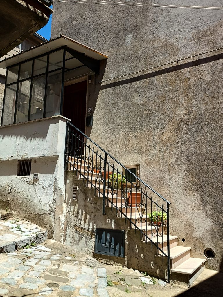 Casa indipendente nel centro urbano (via Cantù, 8)