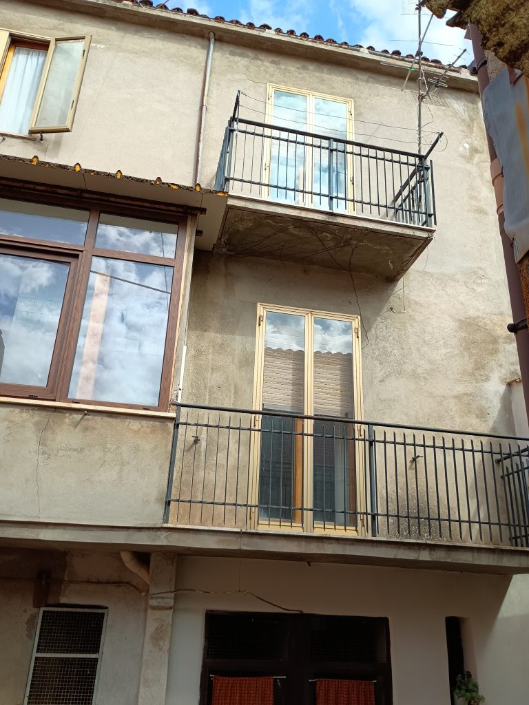 Casa indipendente nel centro urbano (via Cantù, 8)